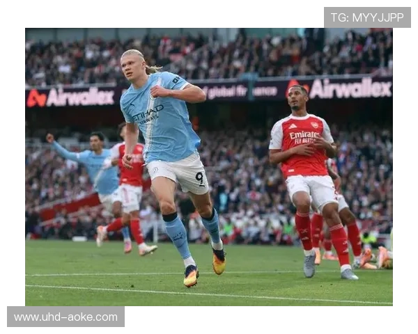 哈兰德错失得分机会后跪地惋惜，曼城锋霸罕见颗粒无收